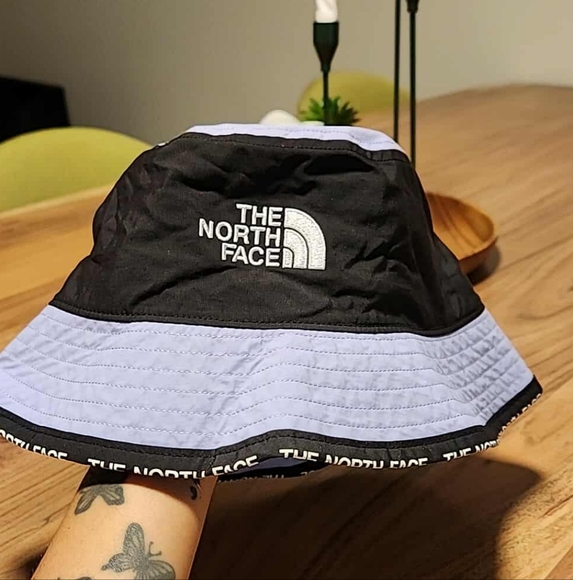 The North Face purple bucket hat - Picture 5 of 6